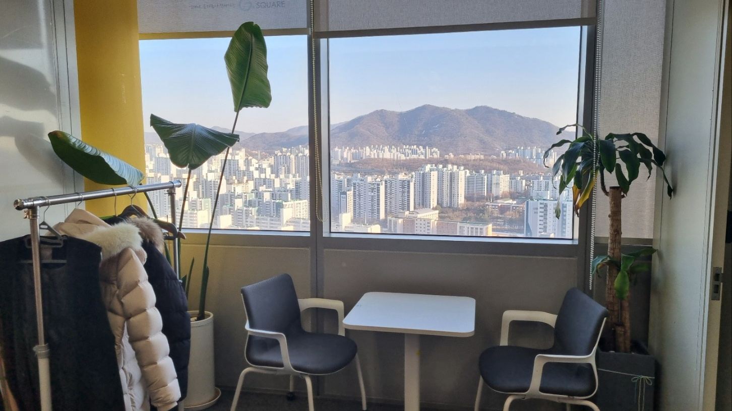 창가 휴게 공간