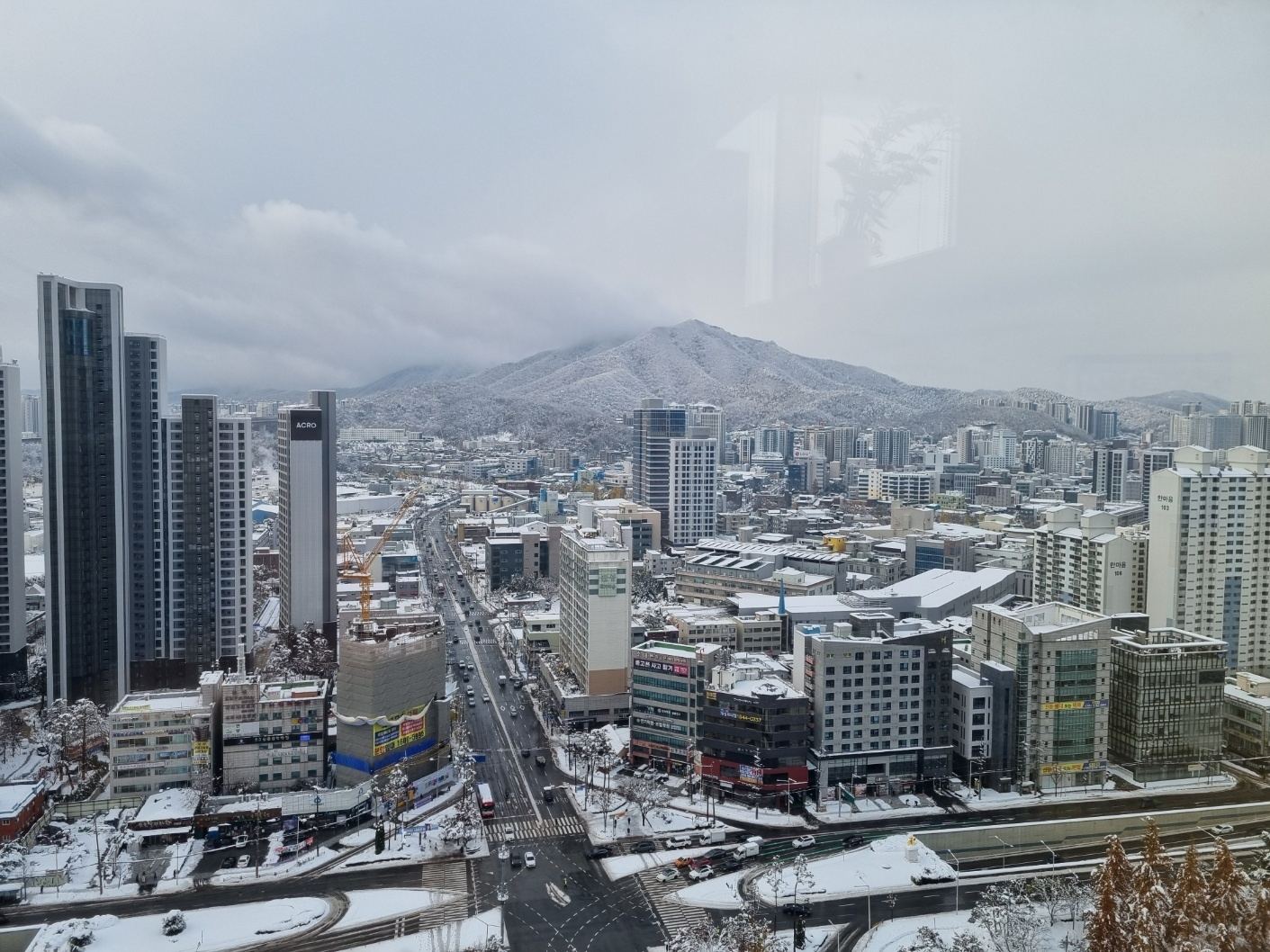 눈 오는 날 창밖 풍경